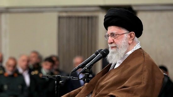 ایران نے واٹس اپ اور گوگل پلے پر عائد پابندی ہٹا دی، حجاب کے نئے قانُون پہ بھی لگائی روک