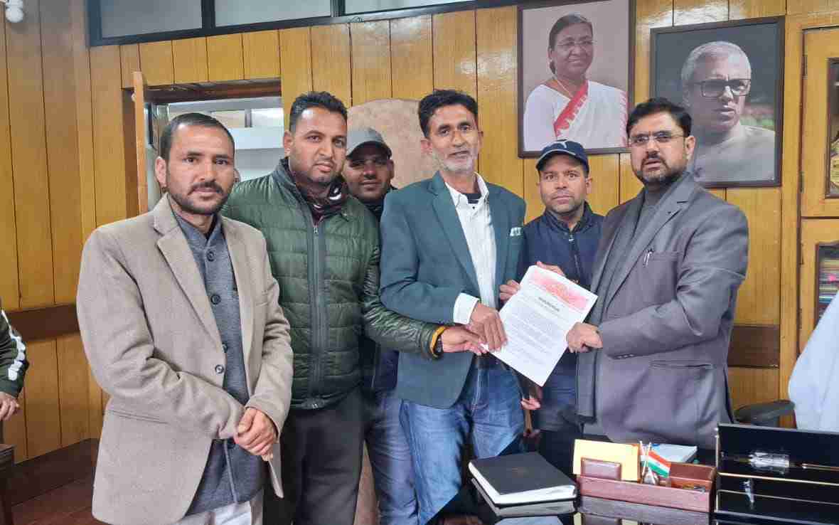 جے کے ایل سی یو نے وزیر ستیش شرما سے کئی ملاقات، میمورنڈم کیا پیش خدمات کو ریگولرائز کرنے کا مطالبہ کرتے ہیں، ہمیں کم از کم اجرت ایکٹ کے مطابق تنخواہ اور ریٹائرمنٹ کے بعد پنشن فراہم کریں۔