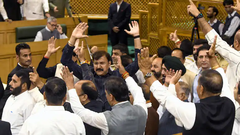 J&K Statehood Resolution: اسمبلی میں شدید ہنگامہ، BJP کا 2000 Autonomy Resolution کے حوالہ پر احتجاج