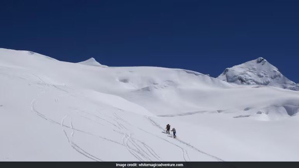 Nepal Avalanche ،Himlung Himal Base Camp : ہملنگ ہمال بیس کیمپ پر برفانی تودہ گرنے سے کم از کم 10 افراد لاپتہ