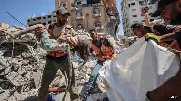 Gaza:غزہ میں پہلے اسرائیلی حملوں سے متاثرہ عمارت منہدم، 5 بچوں سمیت کم از کم 20 افراد ہلاک
